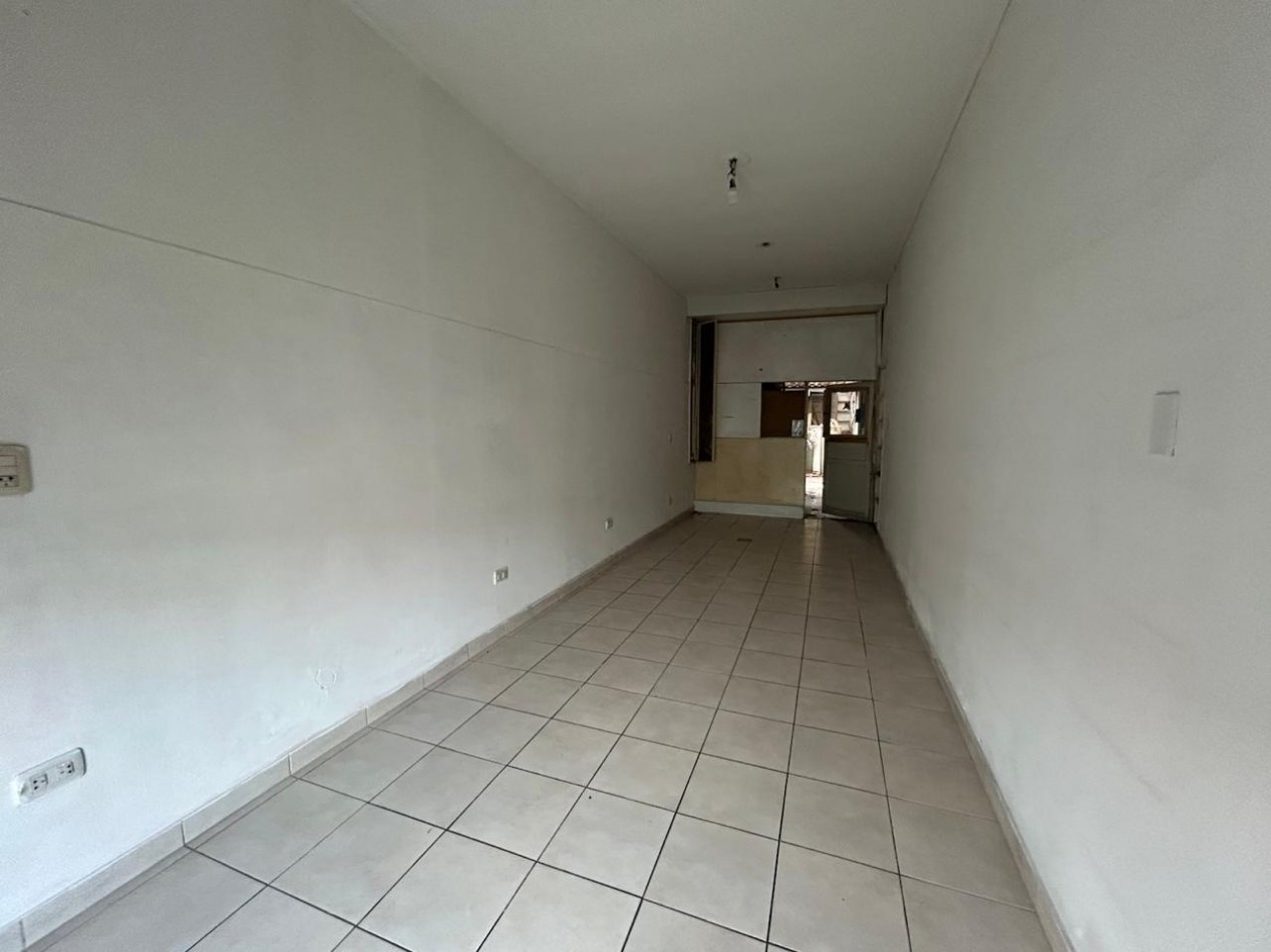 Av Arijon 2700, importante propiedad con comercios al frente,
