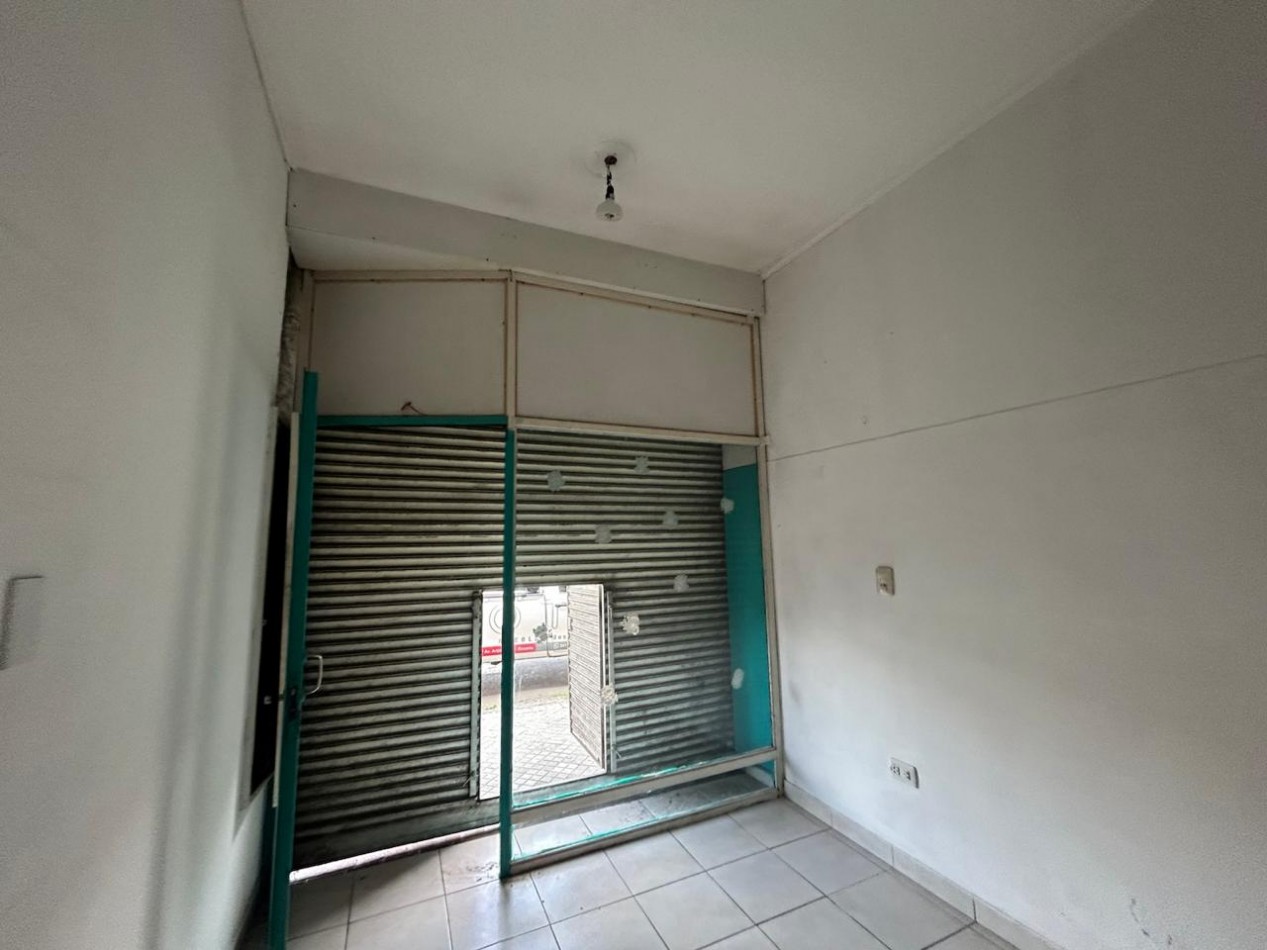 Av Arijon 2700, importante propiedad con comercios al frente,