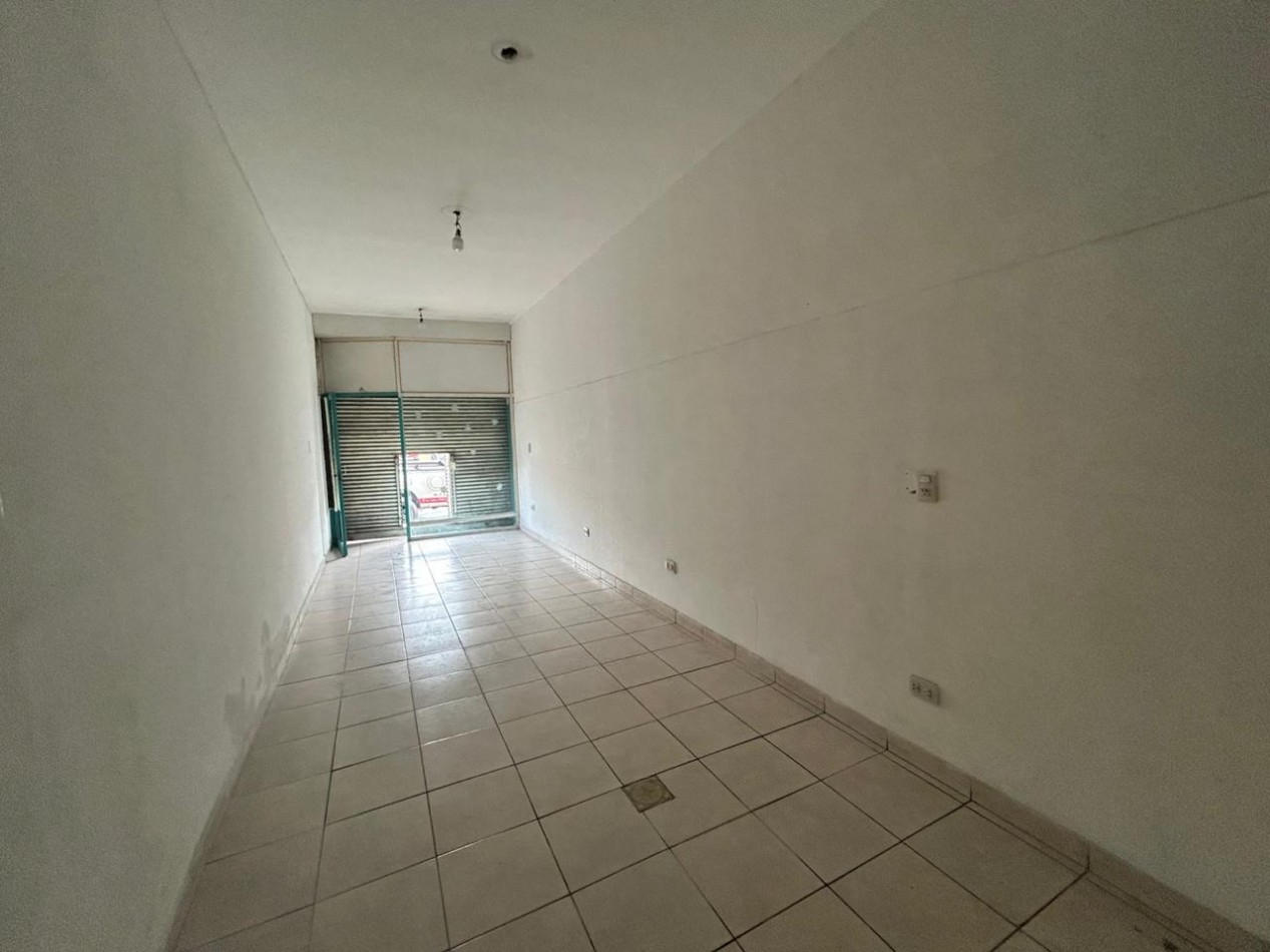 Av Arijon 2700, importante propiedad con comercios al frente,
