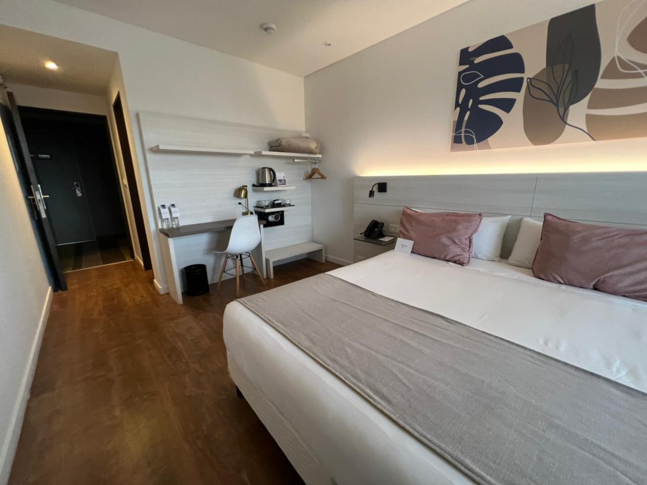 Av Rondeau 100, Hotel Mercure, una habitacion, piso 15, vista plena, excelente calidad. 