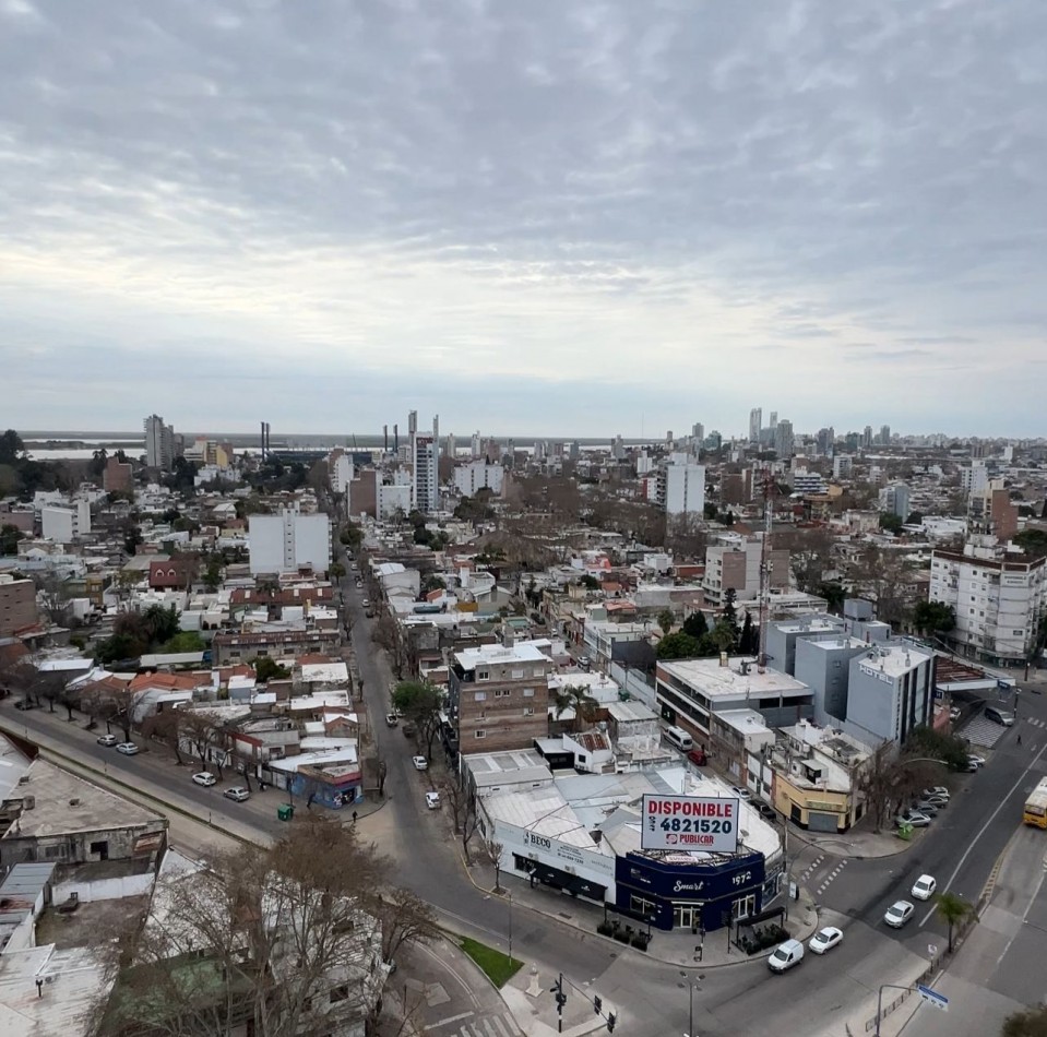 Av Rondeau 100, Hotel Mercure, una habitacion, piso 15, vista plena, excelente calidad. 