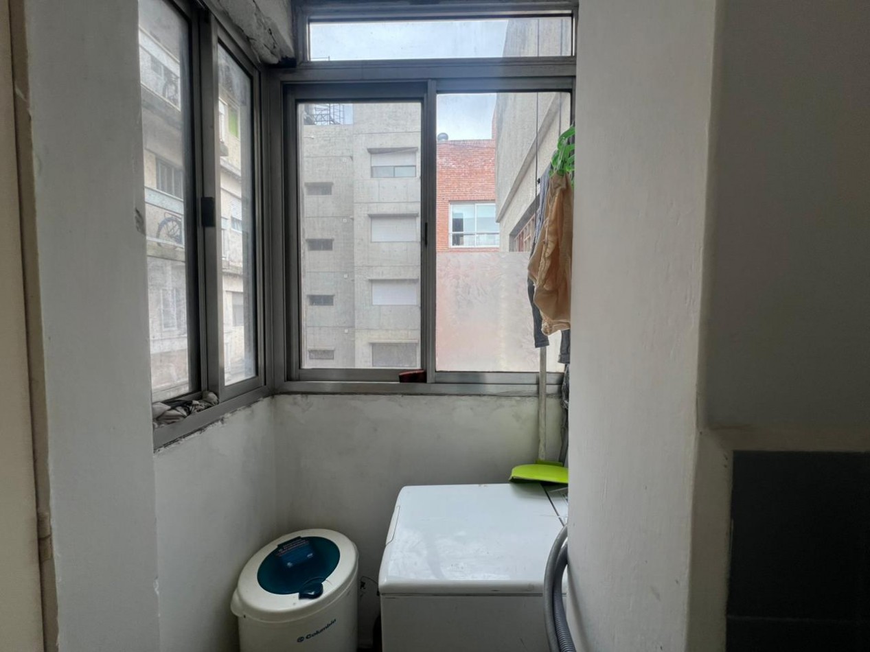 Montevideo 1500, departamento monoambiente dividido. 8vo piso.