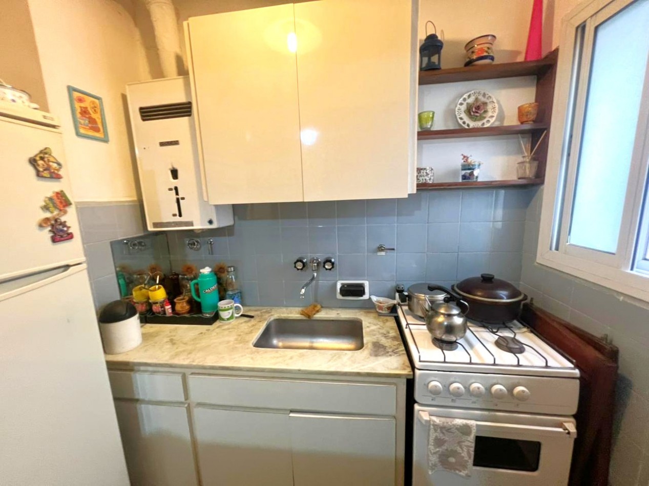 Montevideo 1500, departamento monoambiente dividido. 8vo piso.