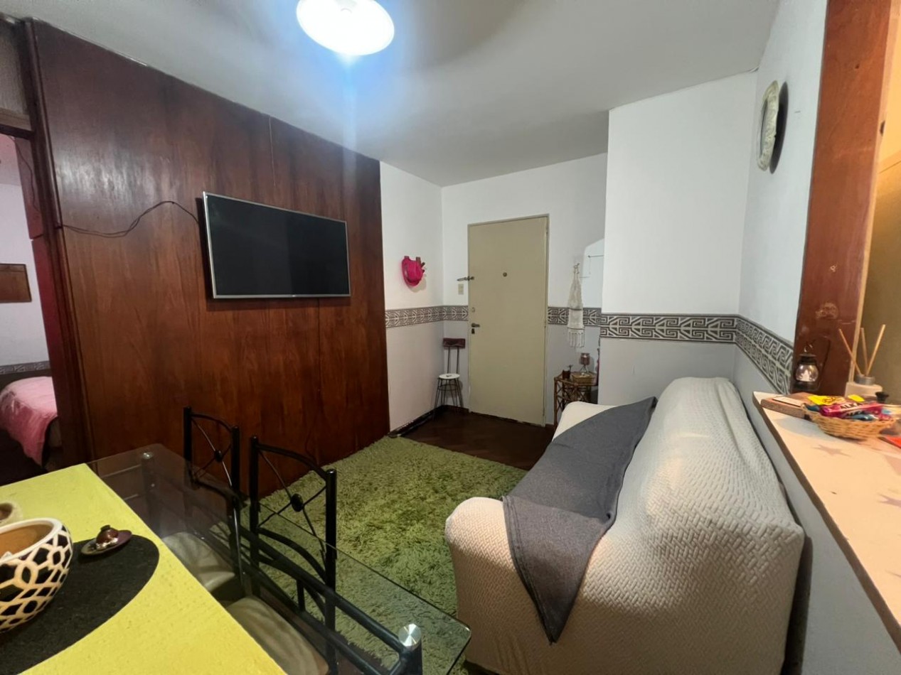 Montevideo 1500, departamento monoambiente dividido. 8vo piso.