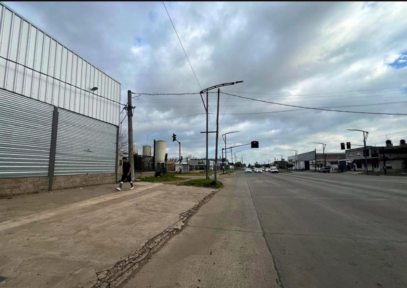 GALPON OV. LAGOS 6700 - CON LOCAL COMERCIAL EN ESQUINA 