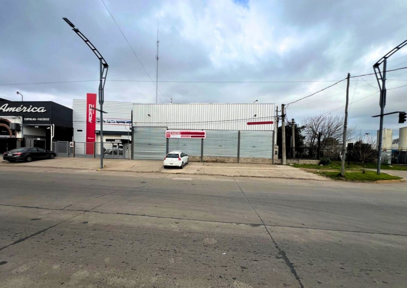 GALPON OV. LAGOS 6700 - CON LOCAL COMERCIAL EN ESQUINA 