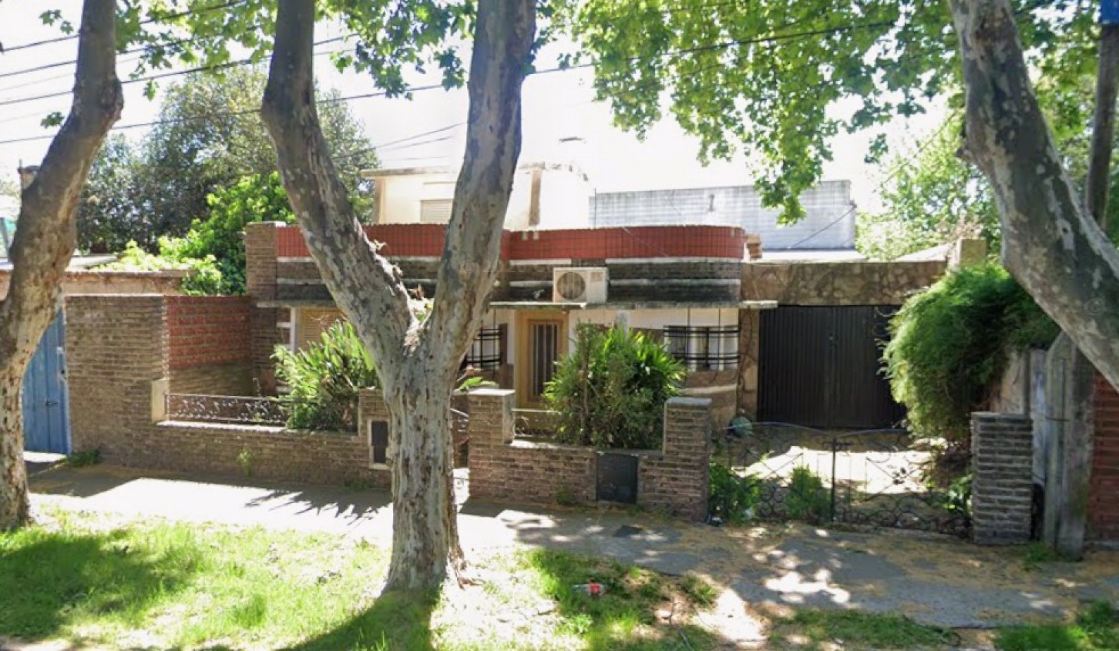 Baigorria, casa dos dormitorios, cochera. Saenz 300