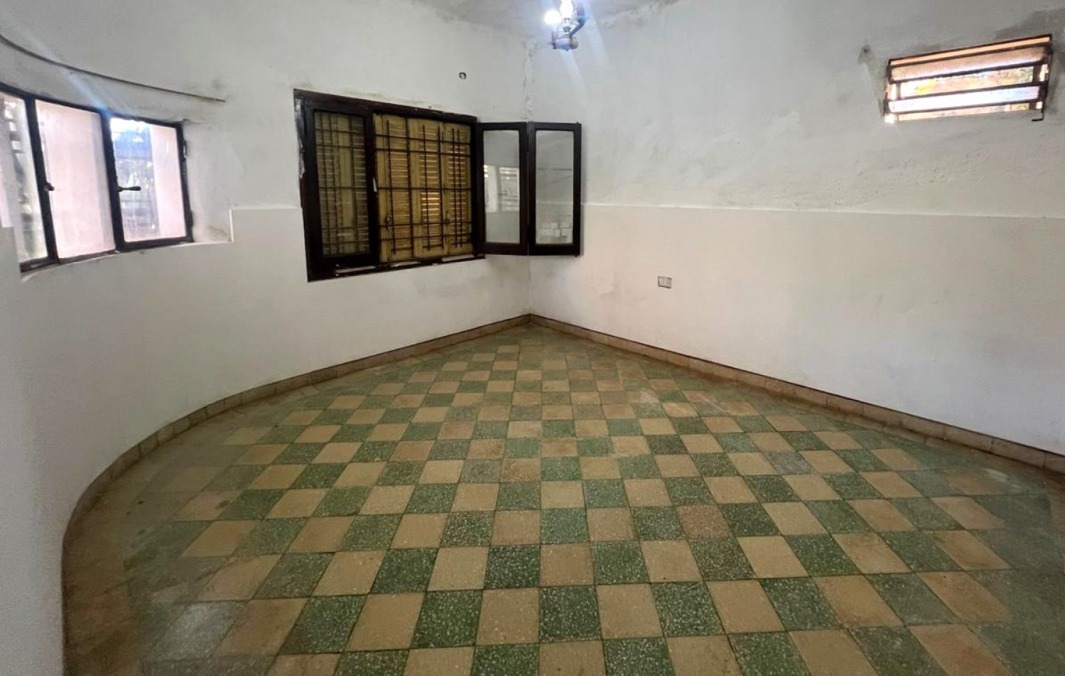 Baigorria, casa dos dormitorios, cochera. Saenz 300