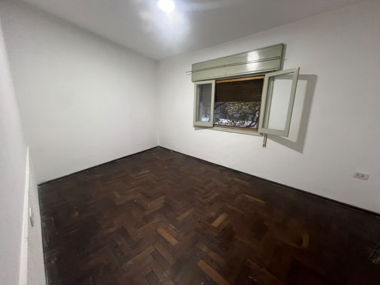 Zeballos 1900, departamento de 2 dormitorios, segundo piso al frente.