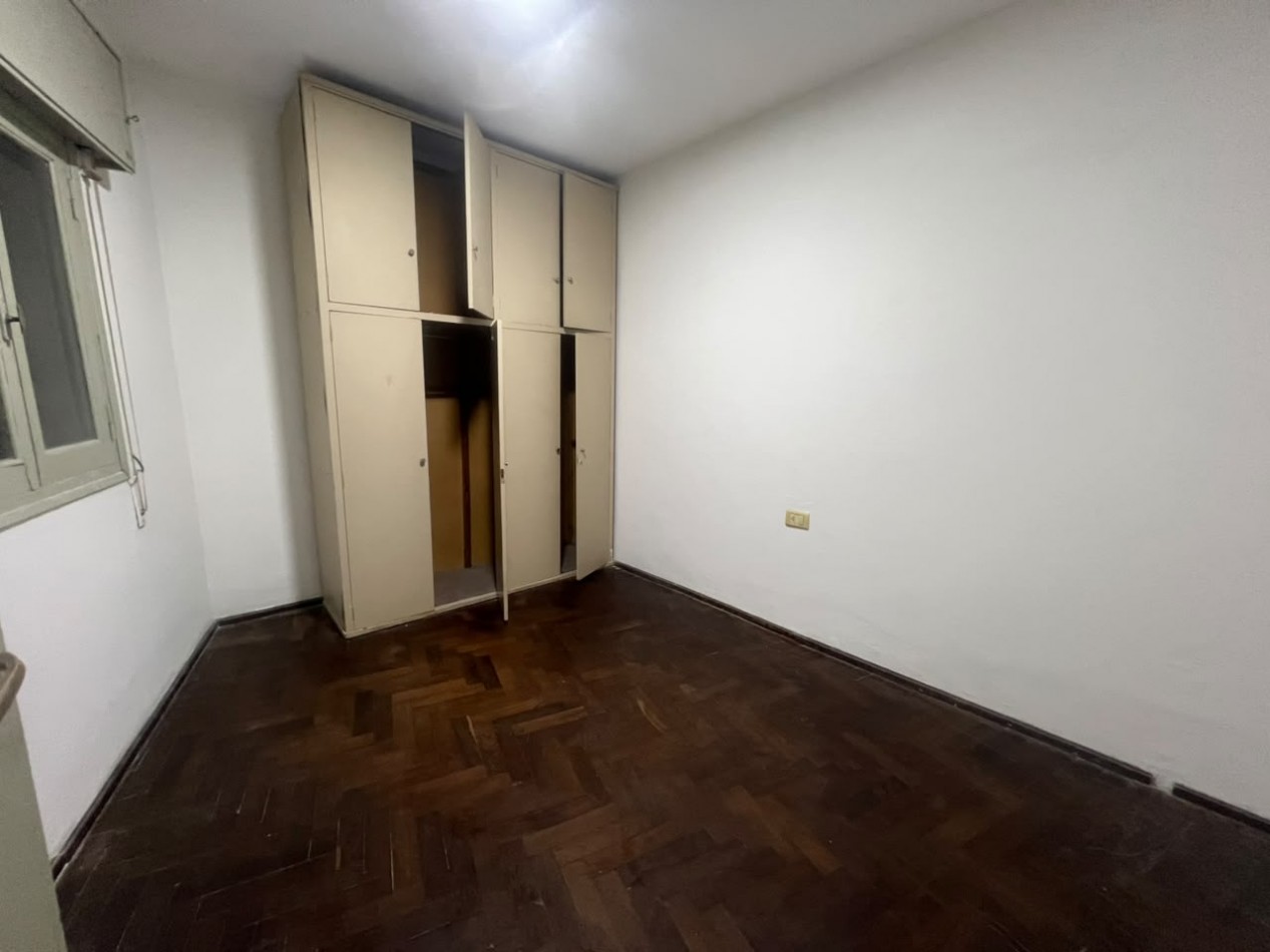 Zeballos 1900, departamento de 2 dormitorios, segundo piso al frente.