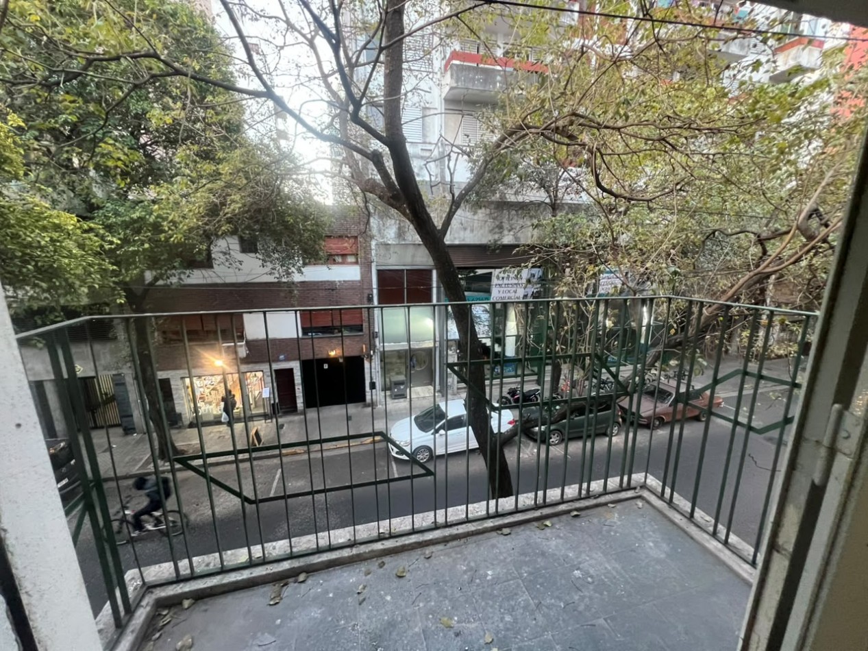 Zeballos 1900, departamento de 2 dormitorios, segundo piso al frente.