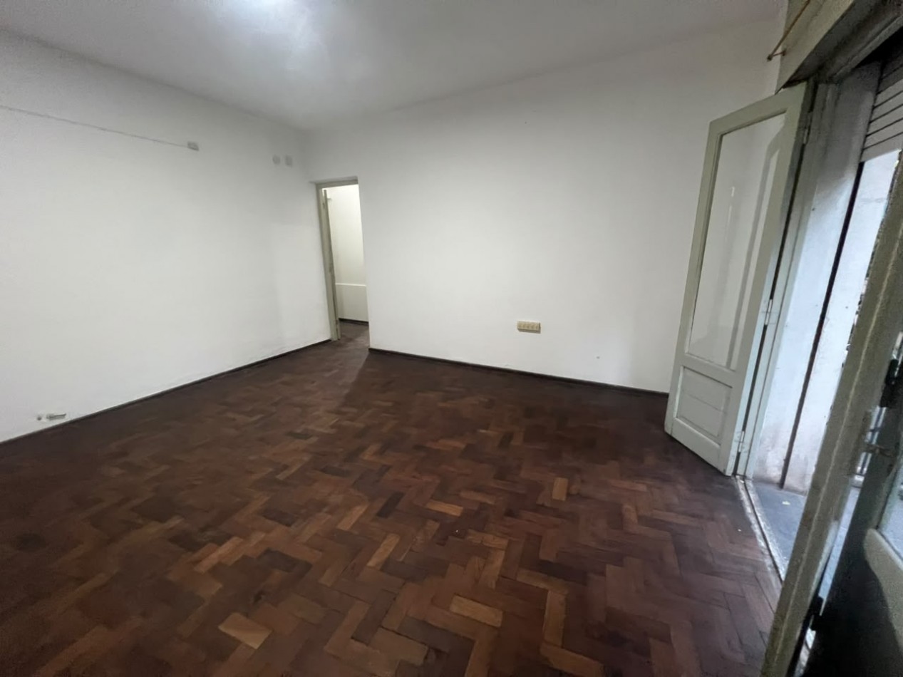 Zeballos 1900, departamento de 2 dormitorios, segundo piso al frente.