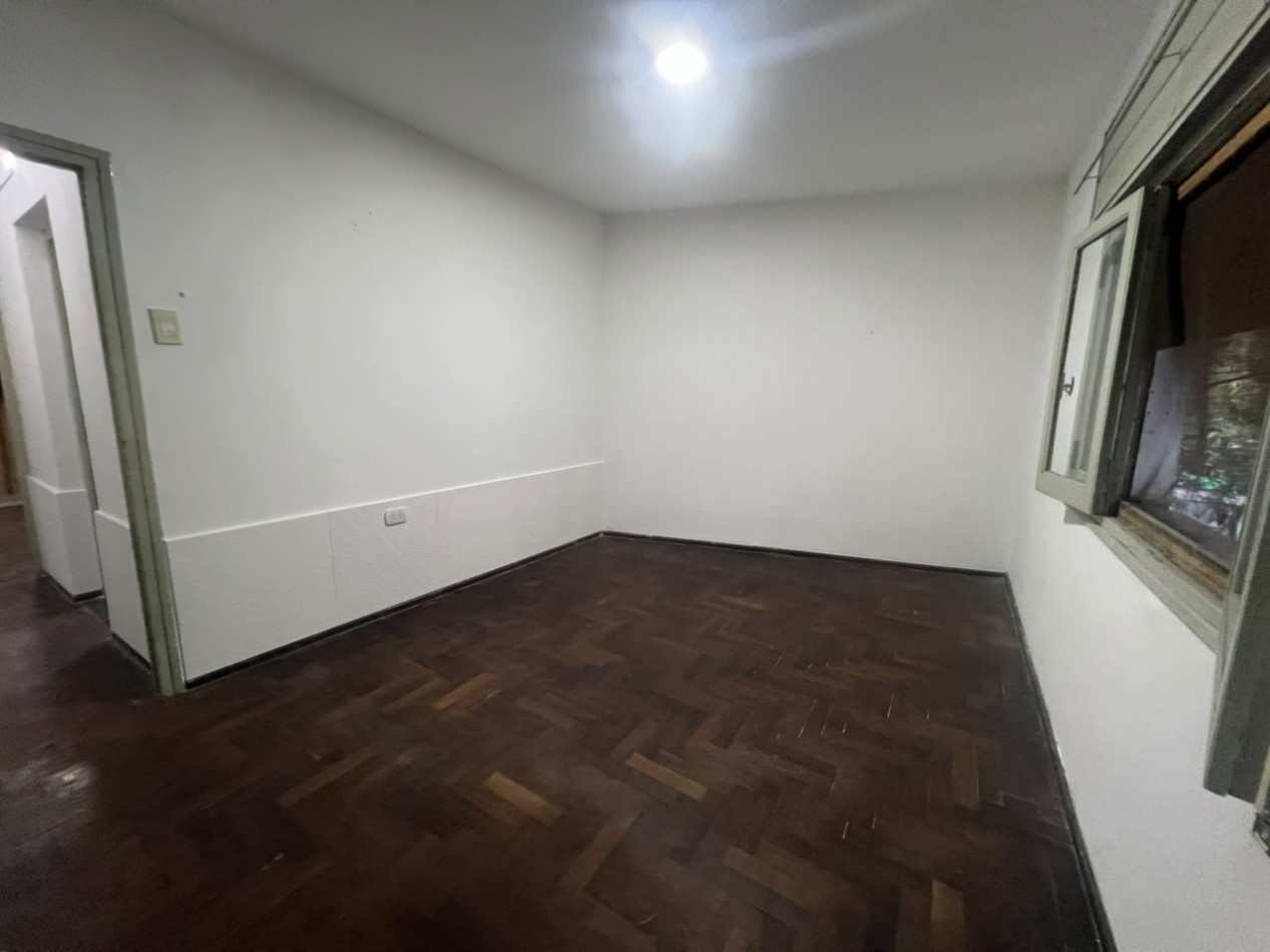 Zeballos 1900, departamento de 2 dormitorios, segundo piso al frente.