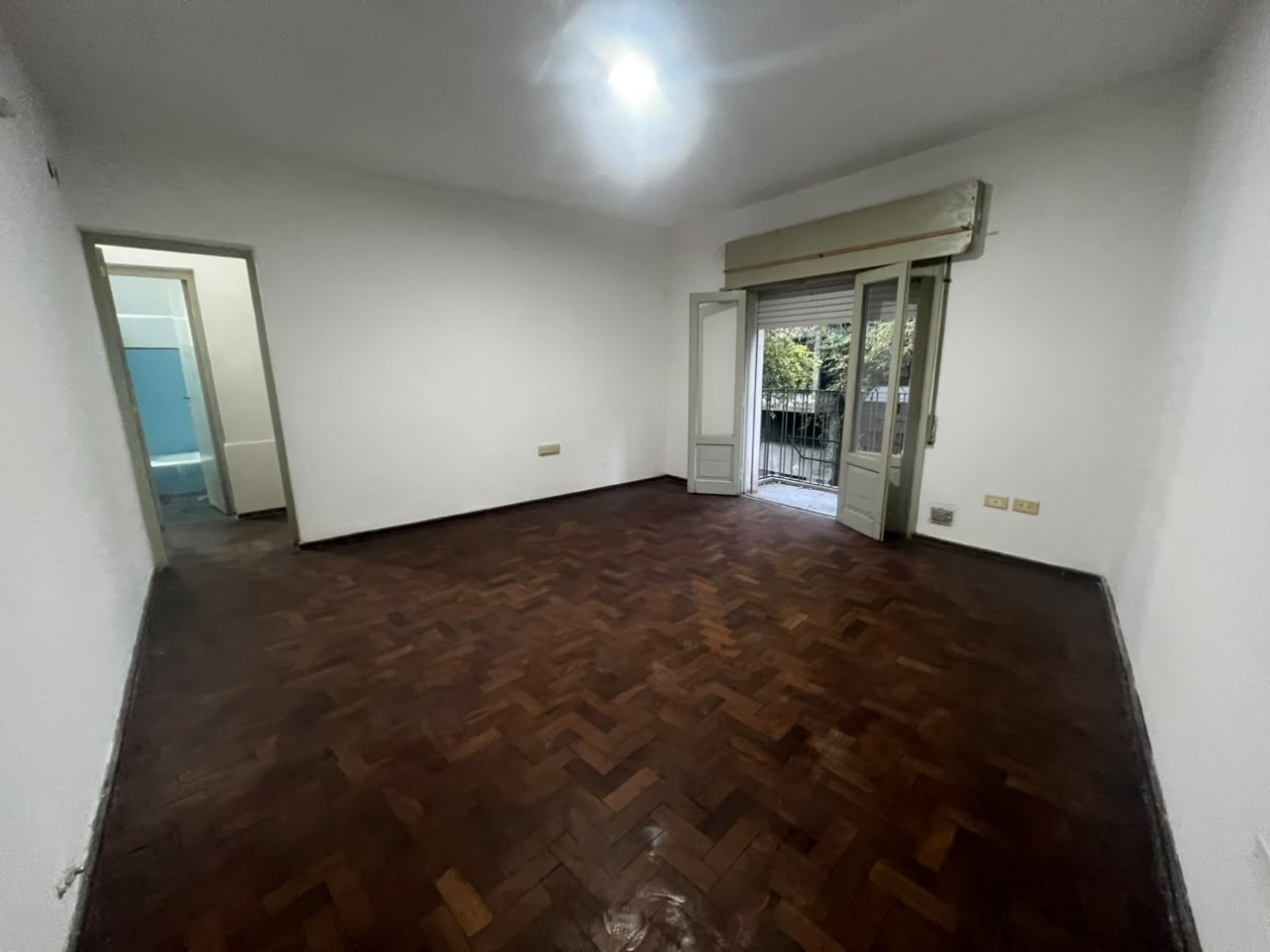 Zeballos 1900, departamento de 2 dormitorios, segundo piso al frente.