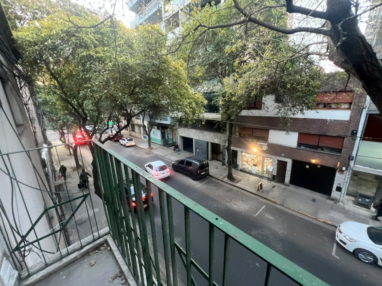 Zeballos 1900, departamento de 2 dormitorios, segundo piso al frente.