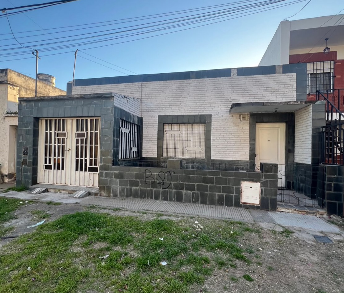 Barra 300, casa dos dormitorios, living comedor, cocina, patio.