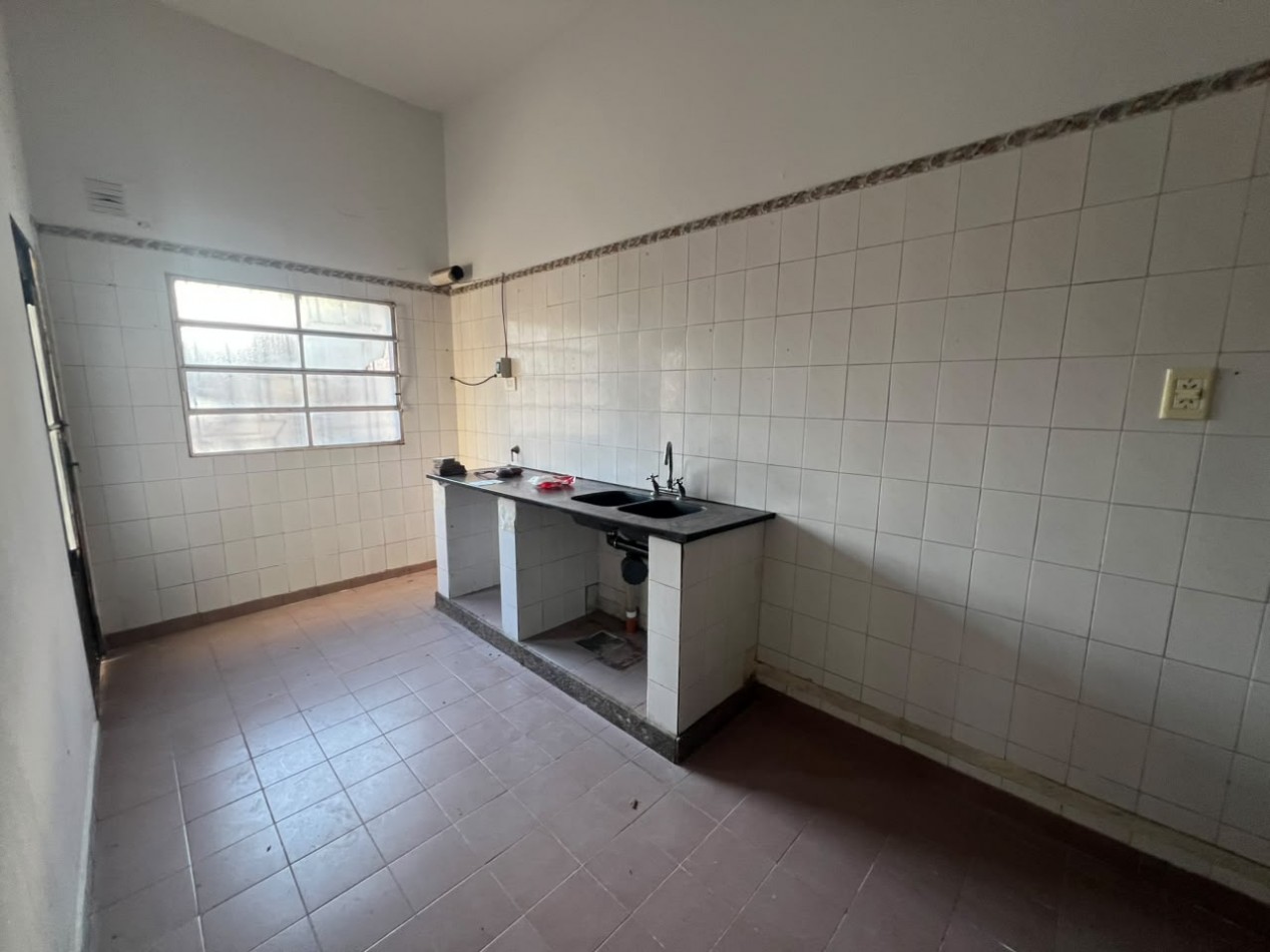 Barra 300, casa dos dormitorios, living comedor, cocina, patio.