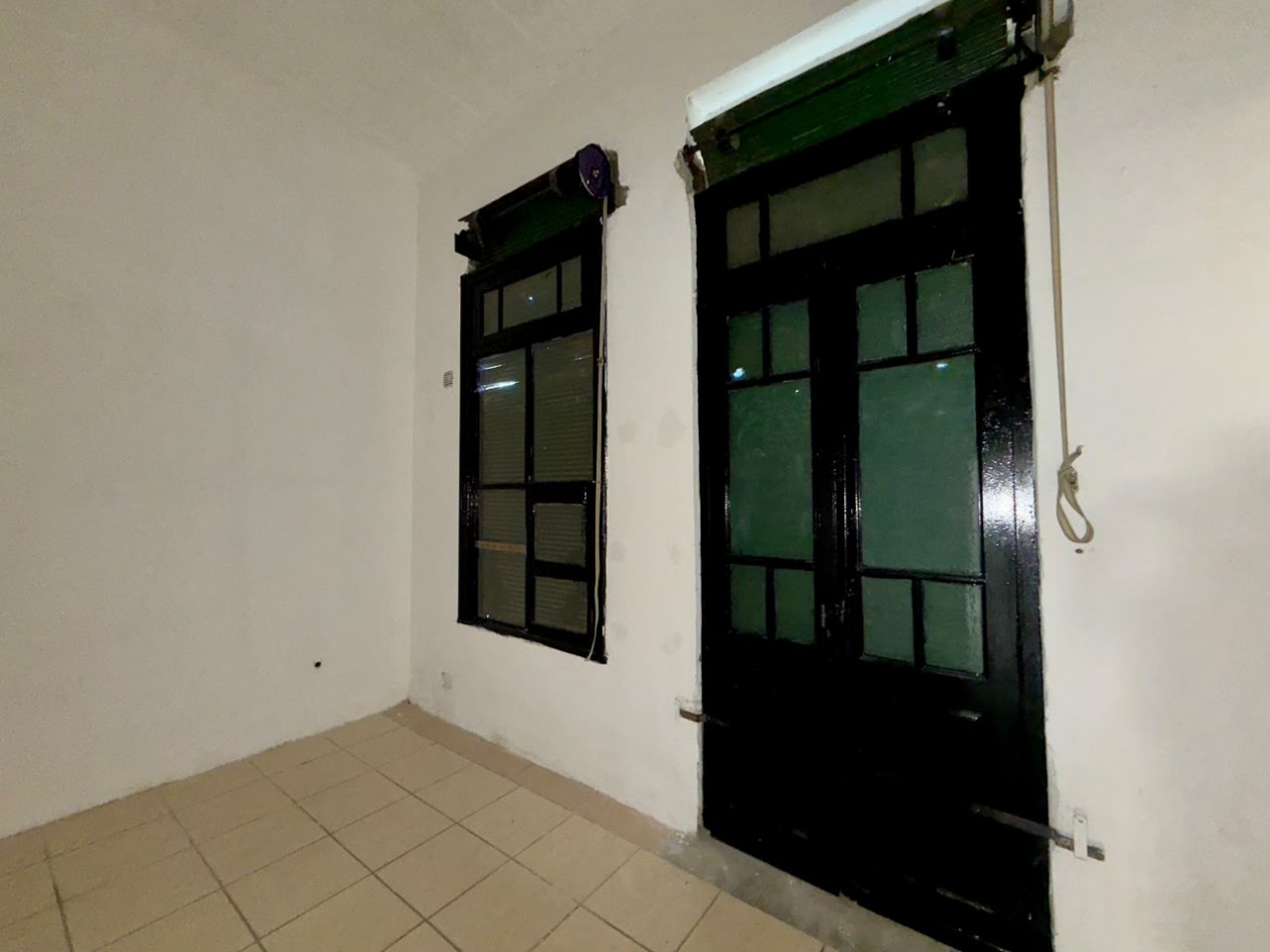 Buenos aires 5500, casa amplia de 2 dormitorios mas comodin, con local al frente.