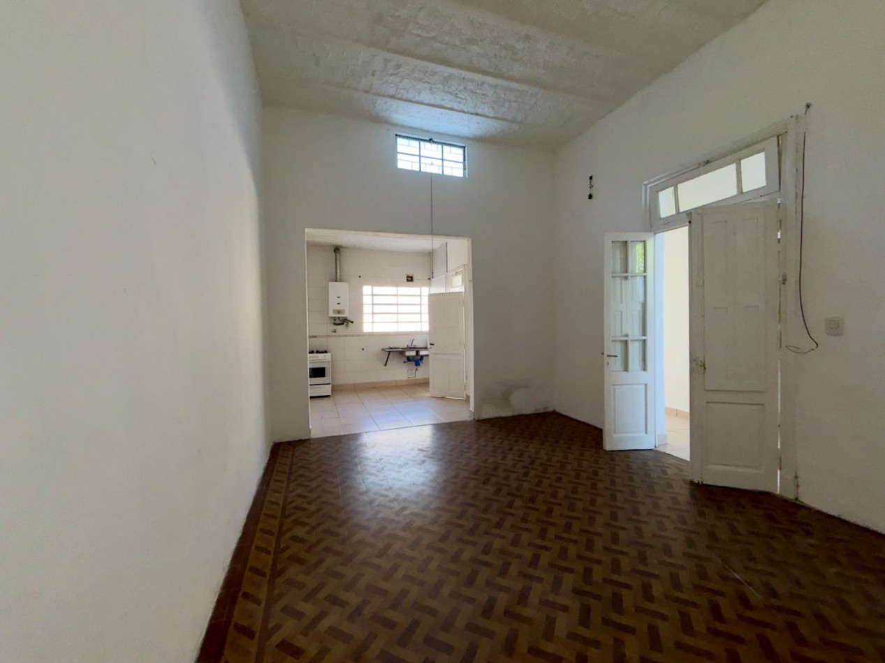 Buenos aires 5500, casa amplia de 2 dormitorios mas comodin, con local al frente.