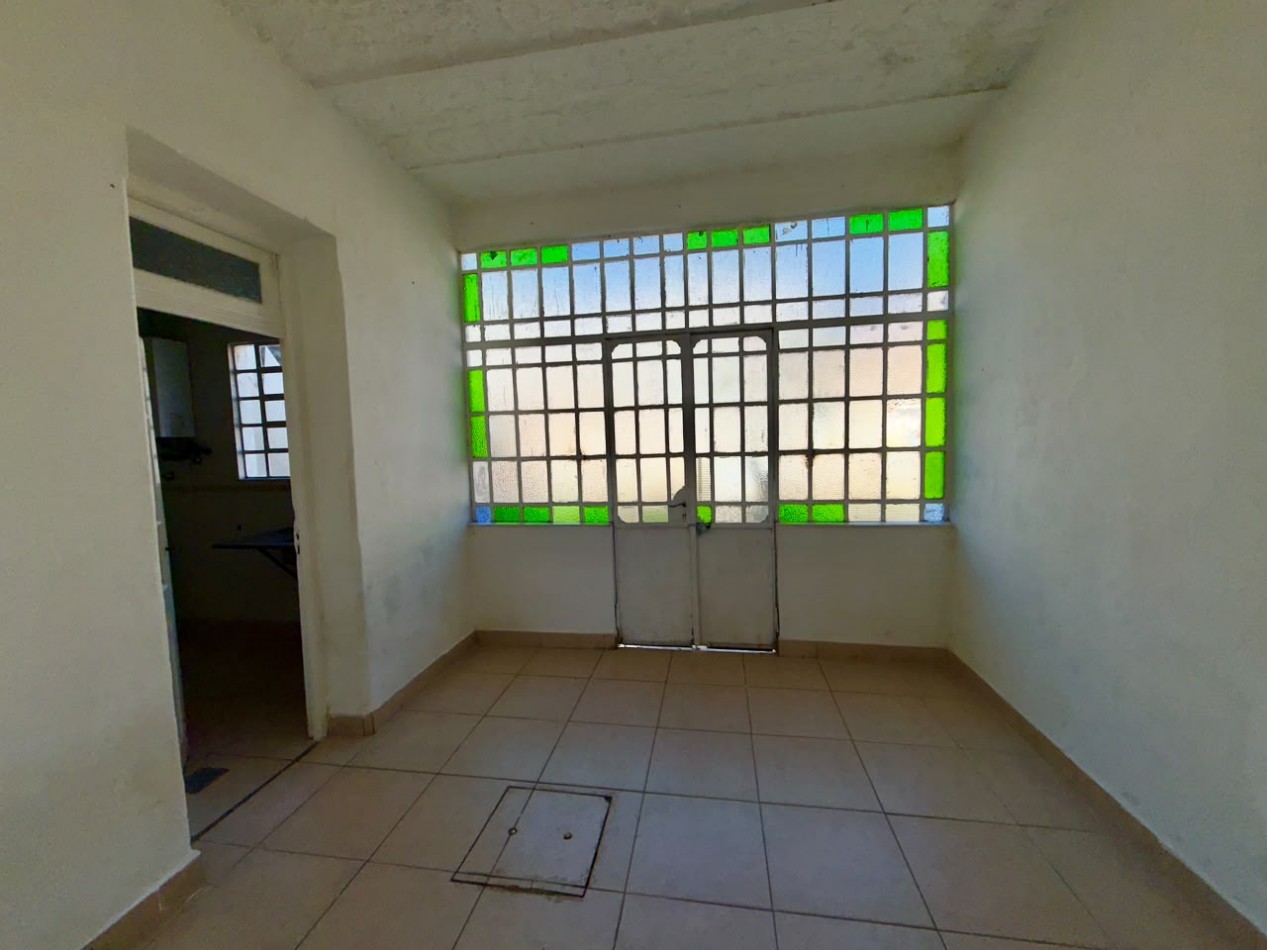 Buenos aires 5500, casa amplia de 2 dormitorios mas comodin, con local al frente.