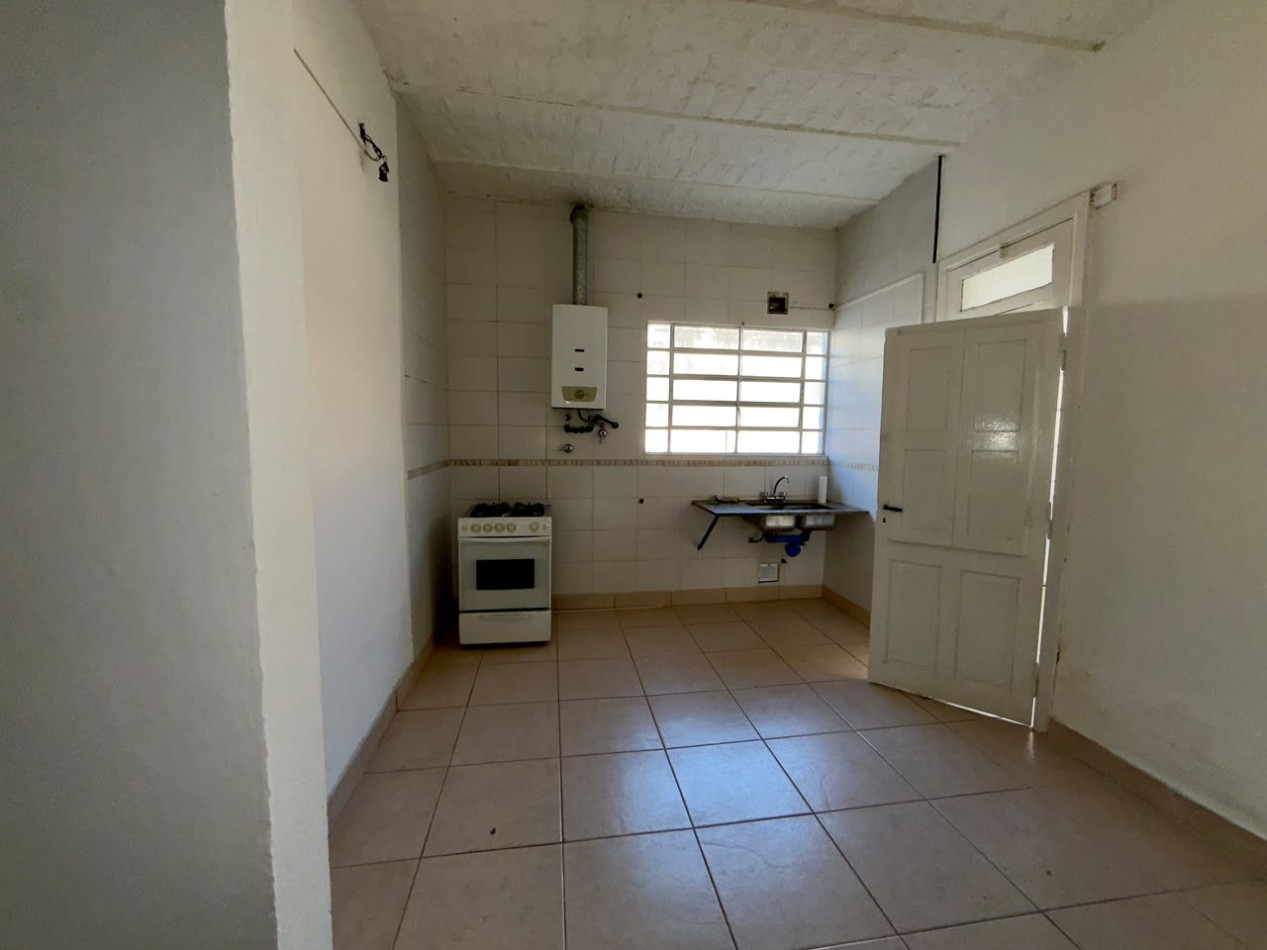 Buenos aires 5500, casa amplia de 2 dormitorios mas comodin, con local al frente.