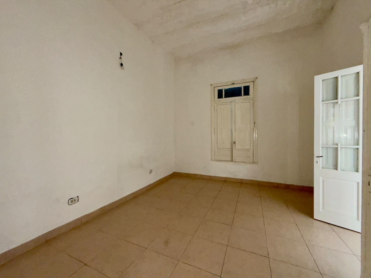 Buenos aires 5500, casa amplia de 2 dormitorios mas comodin, con local al frente.