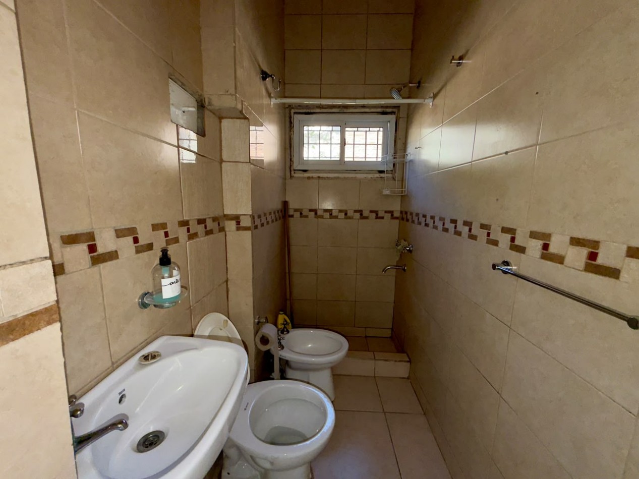 Buenos aires 5500, casa amplia de 2 dormitorios mas comodin, con local al frente.