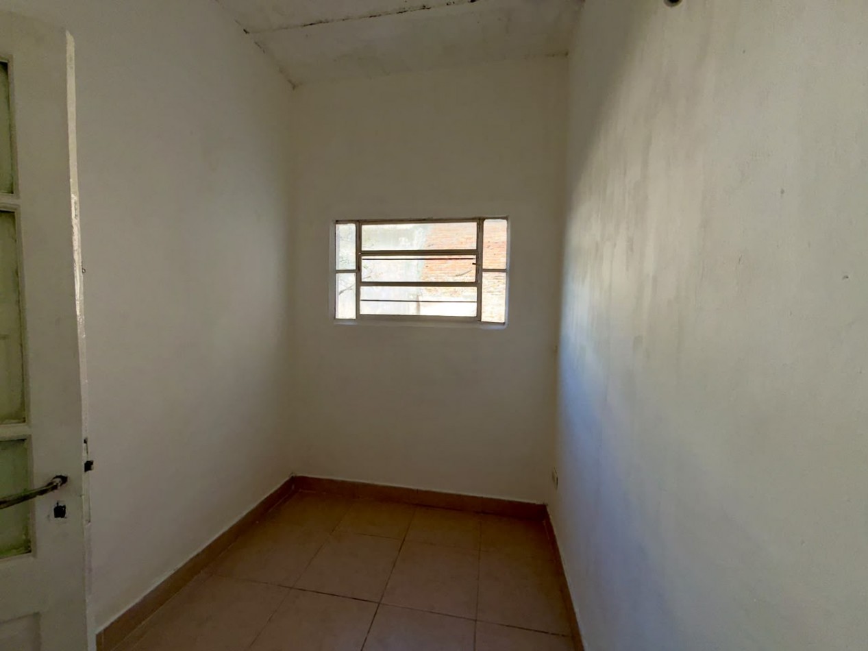 Buenos aires 5500, casa amplia de 2 dormitorios mas comodin, con local al frente.
