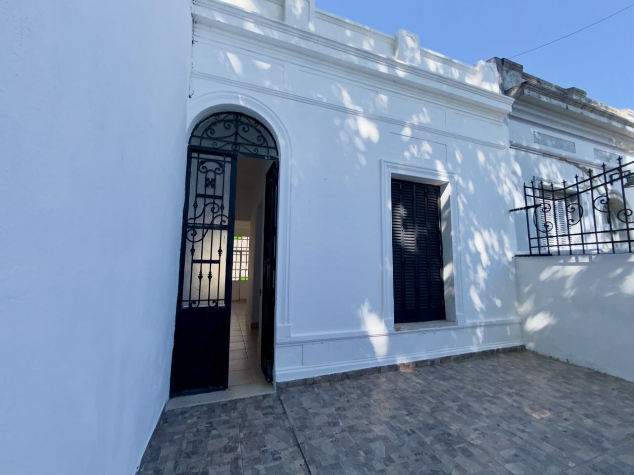 Buenos aires 5500, casa amplia de 2 dormitorios mas comodin, con local al frente.