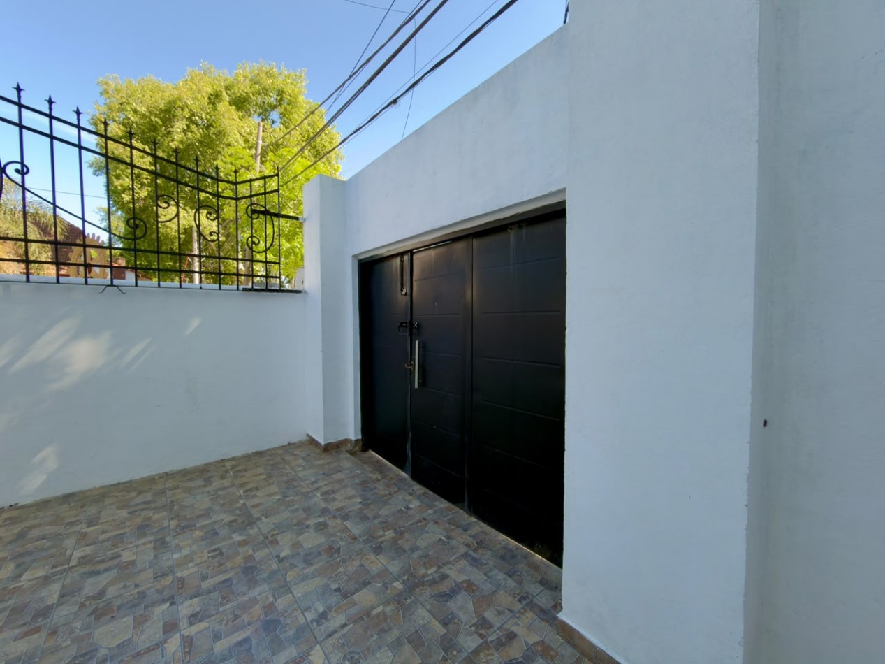 Buenos aires 5500, casa amplia de 2 dormitorios mas comodin, con local al frente.
