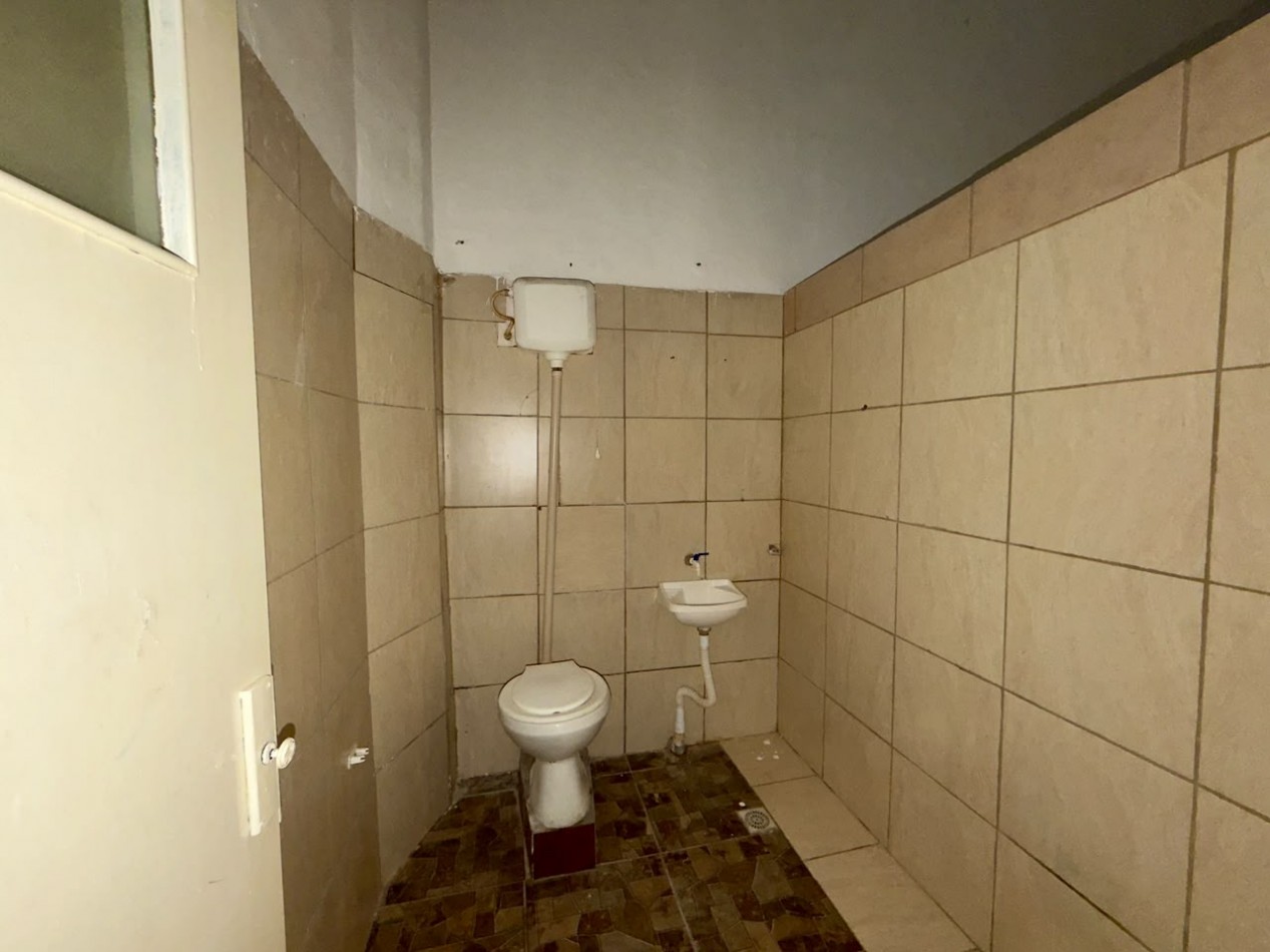 Buenos aires 5500, casa amplia de 2 dormitorios mas comodin, con local al frente.
