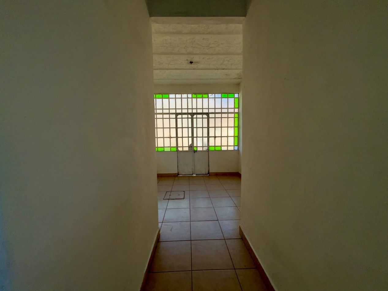 Buenos aires 5500, casa amplia de 2 dormitorios mas comodin, con local al frente.