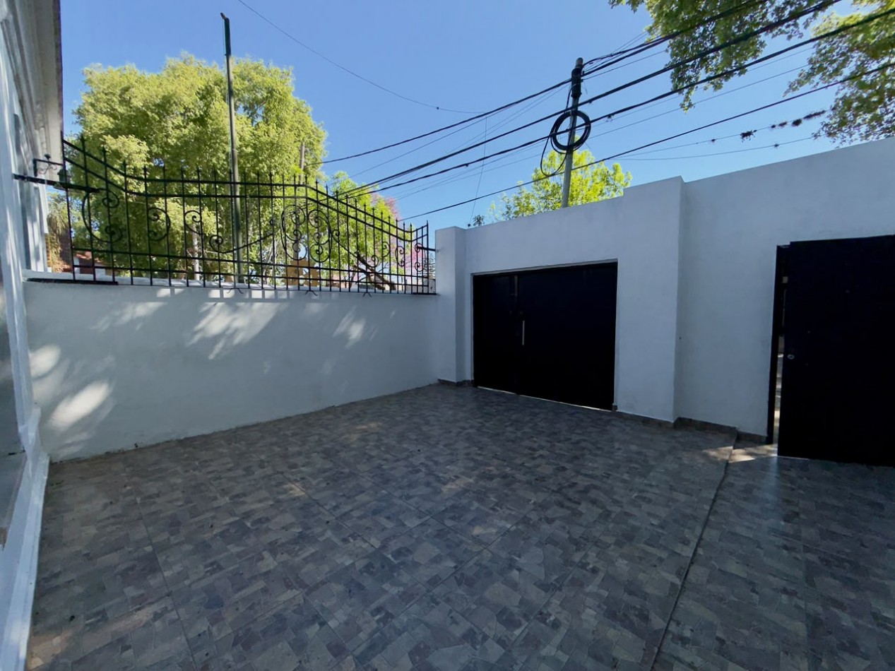 Buenos aires 5500, casa amplia de 2 dormitorios mas comodin, con local al frente.