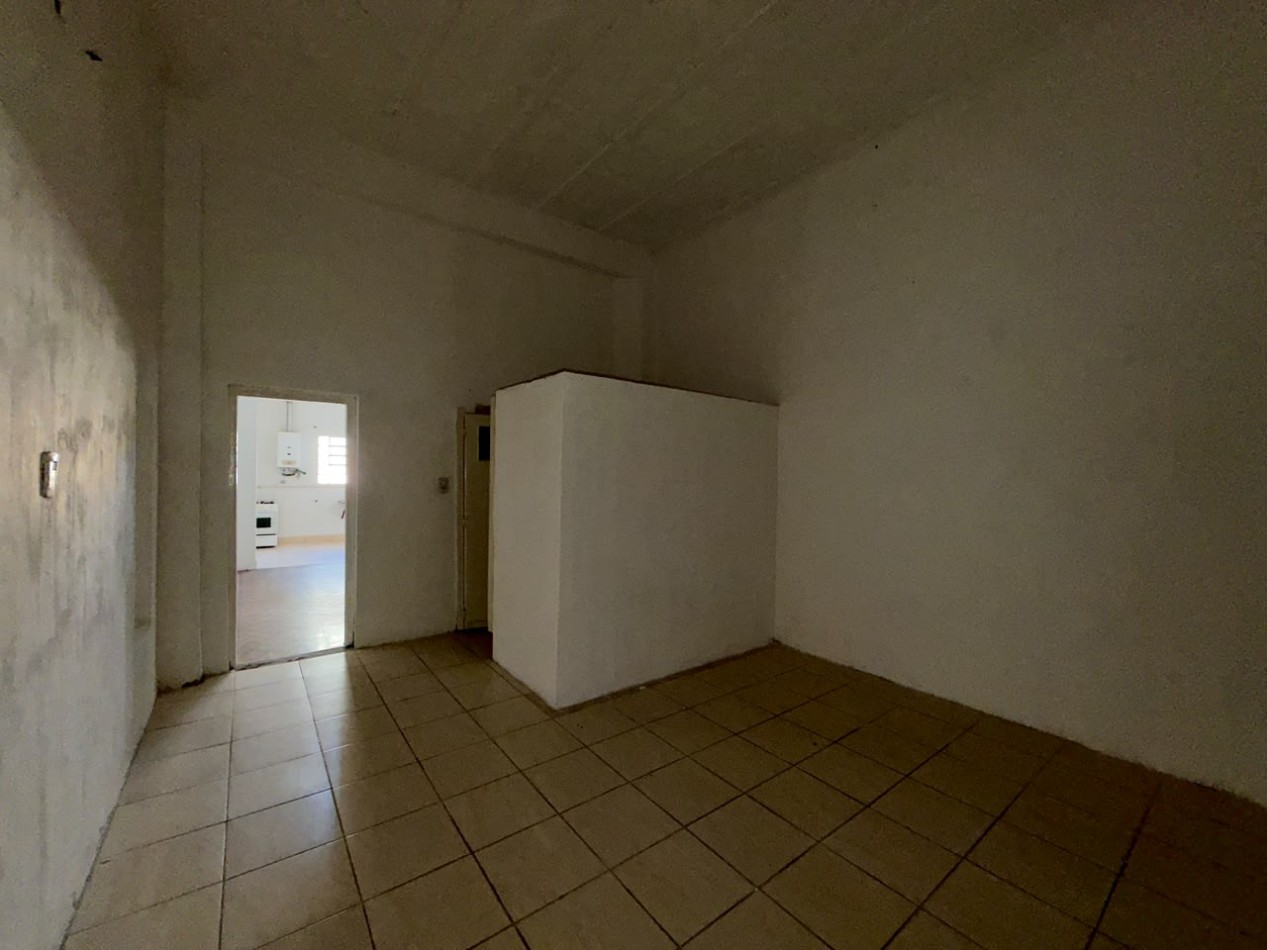 Buenos aires 5500, casa amplia de 2 dormitorios mas comodin, con local al frente.