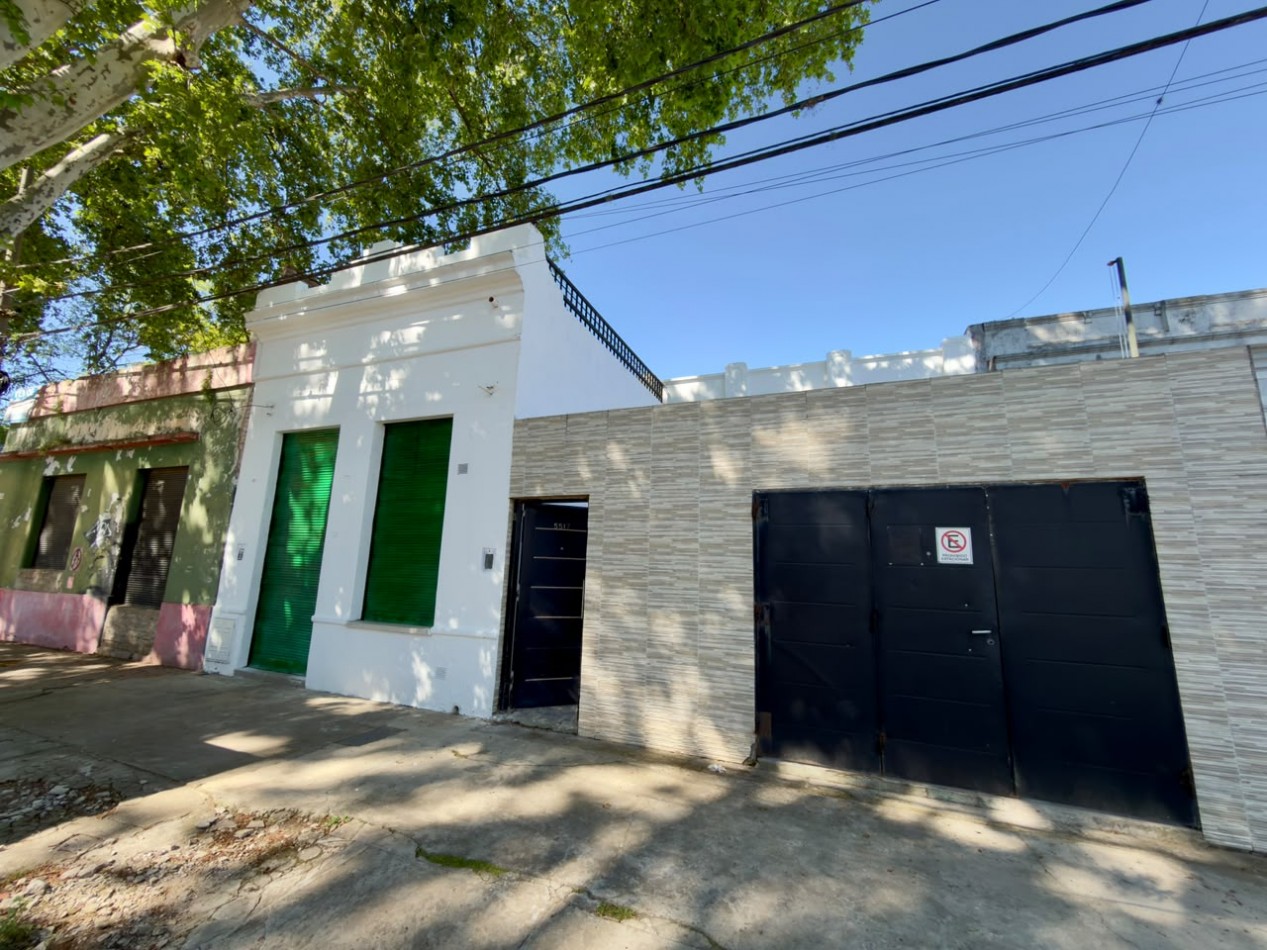 Buenos aires 5500, casa amplia de 2 dormitorios mas comodin, con local al frente.