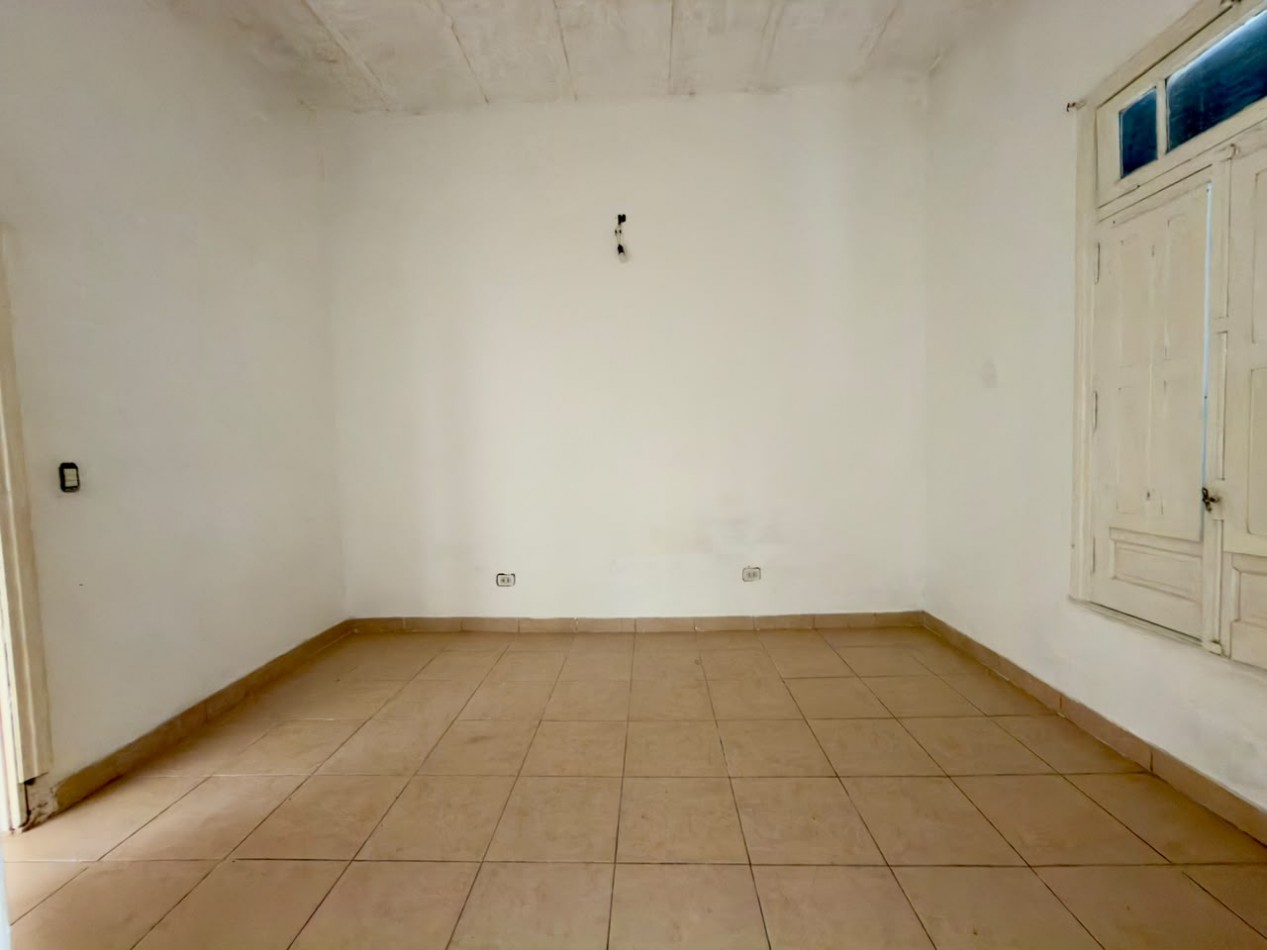 Buenos aires 5500, casa amplia de 2 dormitorios mas comodin, con local al frente.
