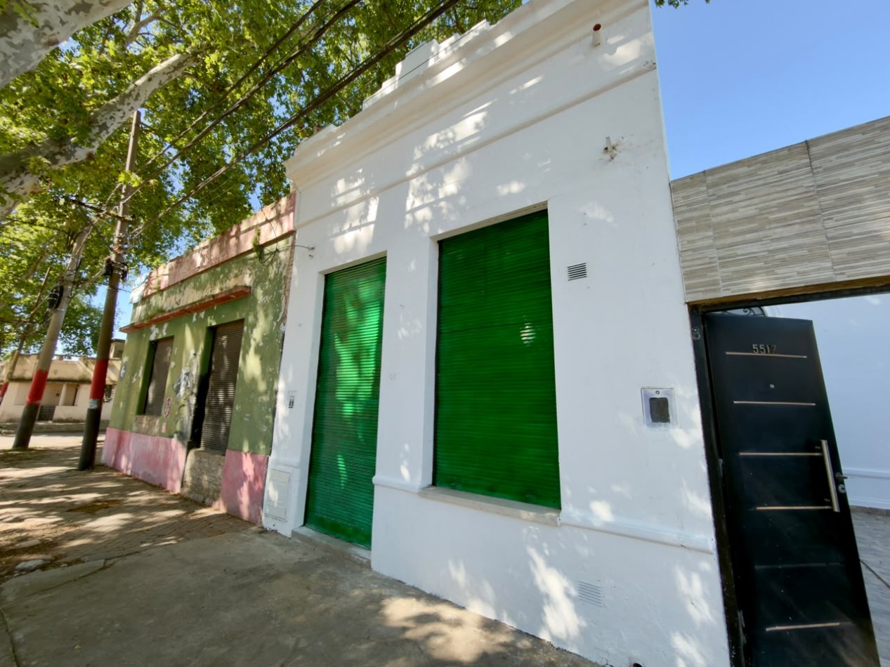 Buenos aires 5500, casa amplia de 2 dormitorios mas comodin, con local al frente.