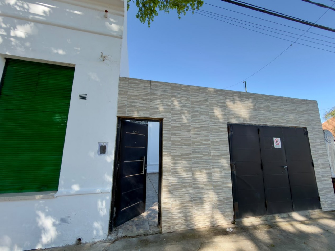 Buenos aires 5500, casa amplia de 2 dormitorios mas comodin, con local al frente.