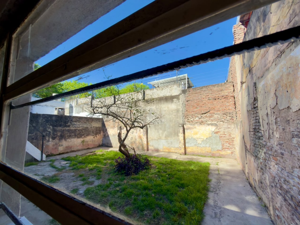 Buenos aires 5500, casa amplia de 2 dormitorios mas comodin, con local al frente.