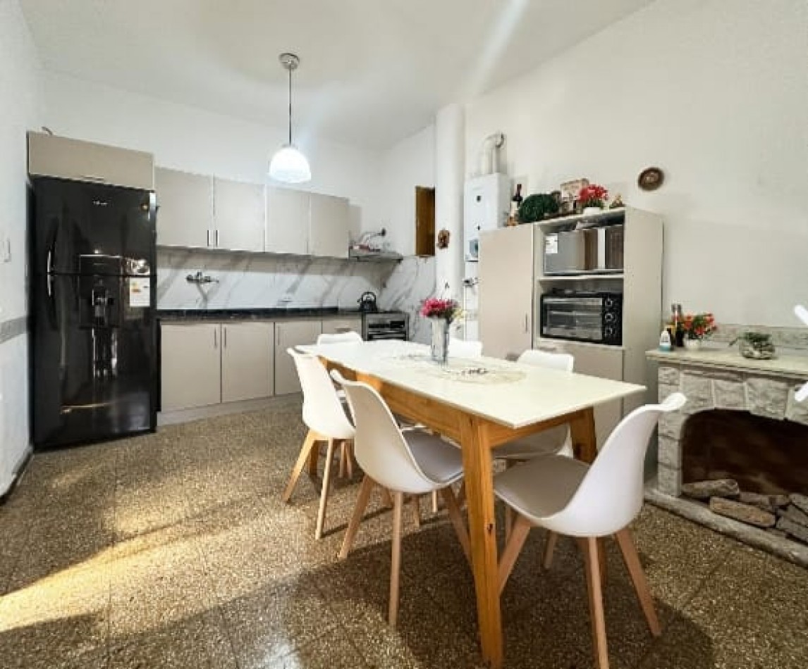Casa Navarro 6900, Belgrano. 2 dormitorios + departamento independiente en venta 
