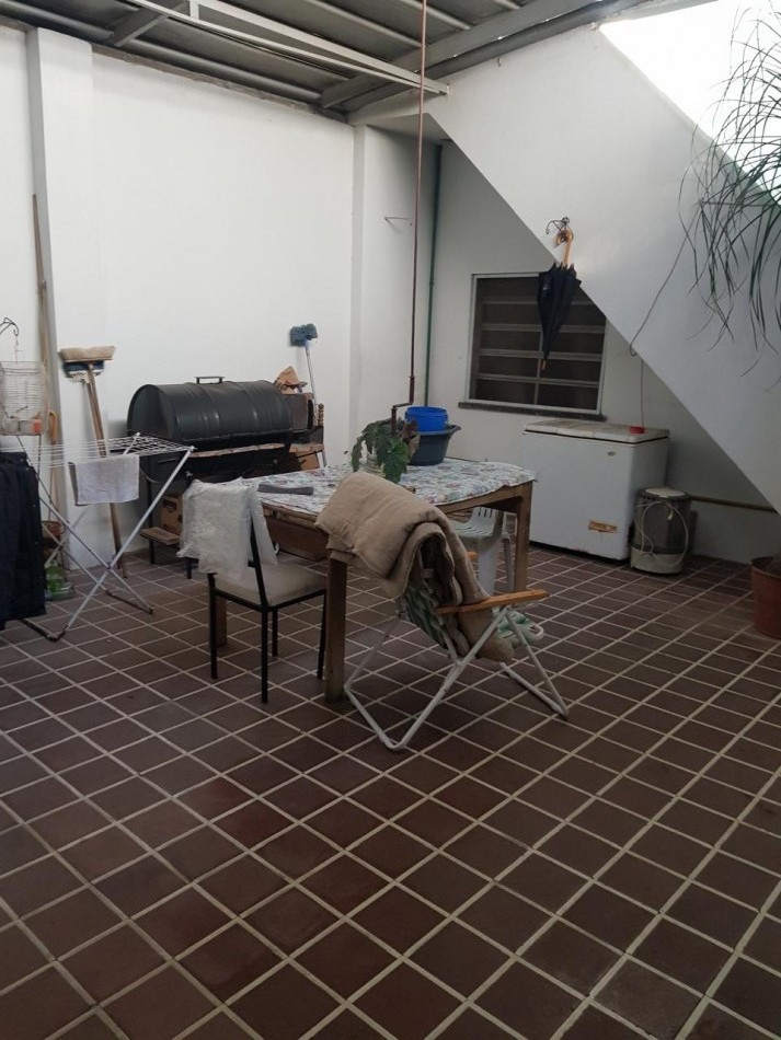 Av Arijon 2700, importante propiedad con comercios al frente,