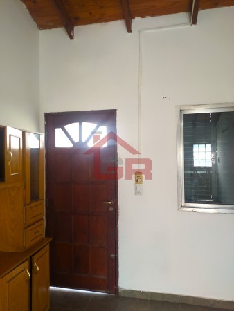 Ecuador bis 400, casa de 3 dormitorios, patio, ingreso de auto. 