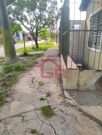 Ecuador bis 400, casa de 3 dormitorios, patio, ingreso de auto. 