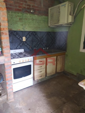 Ecuador bis 400, casa de 3 dormitorios, patio, ingreso de auto. 