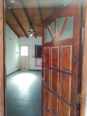 Ecuador bis 400, casa de 3 dormitorios, patio, ingreso de auto. 