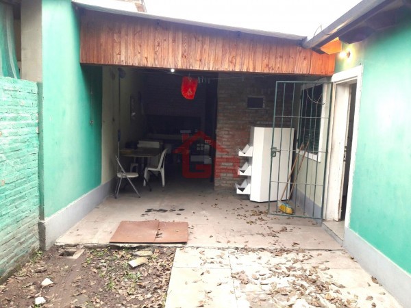 Ecuador bis 400, casa de 3 dormitorios, patio, ingreso de auto. 