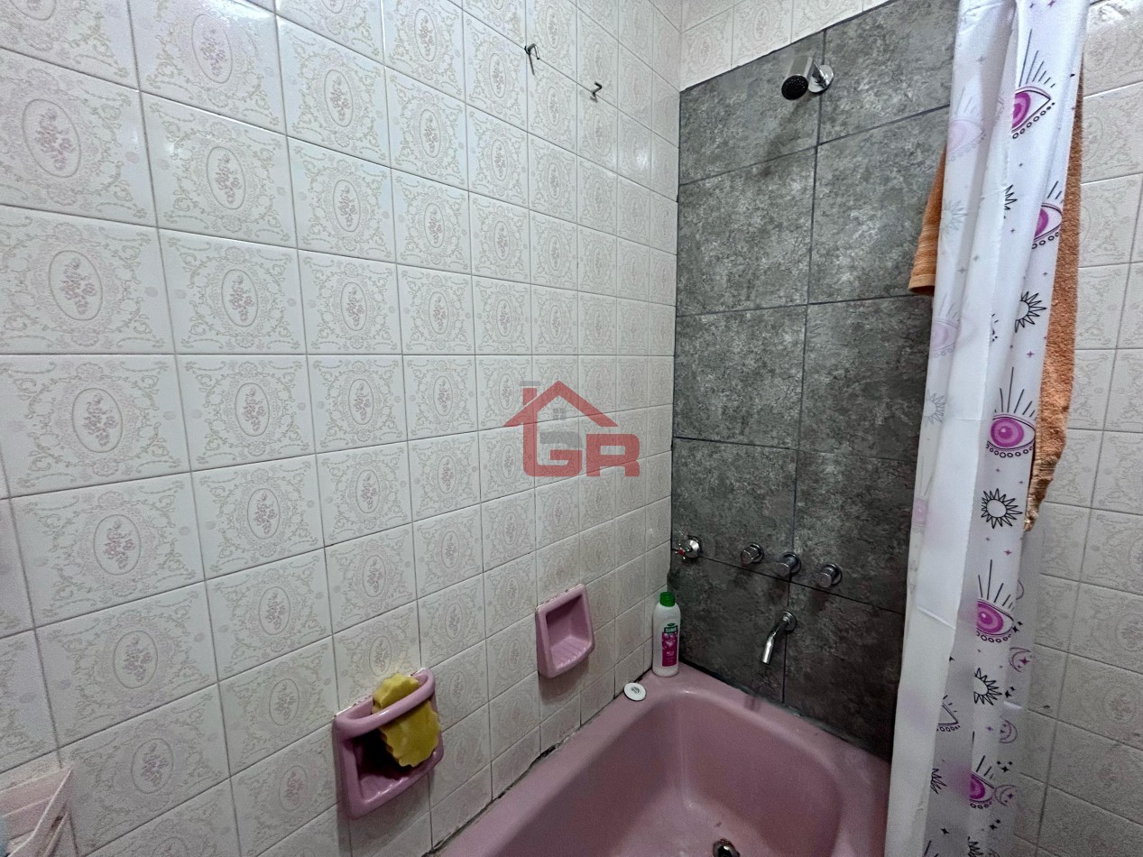 Casa Dr Rivas 1600, 3 dormitoriorios, galeria, patio amplio, cochera.