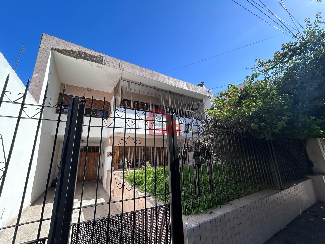 Casa Dr Rivas 1600, 3 dormitoriorios, galeria, patio amplio, cochera.