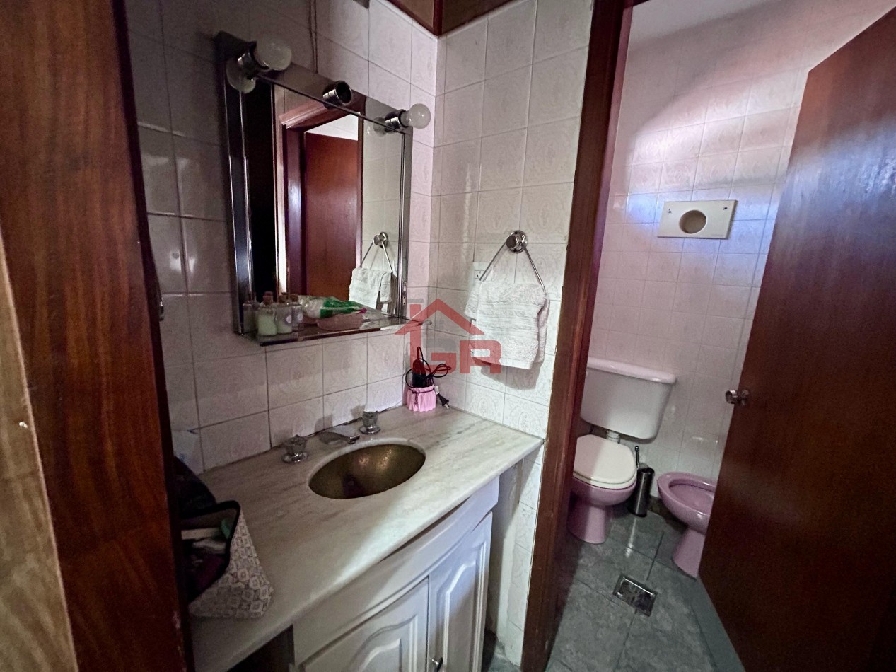 Casa Dr Rivas 1600, 3 dormitoriorios, galeria, patio amplio, cochera.