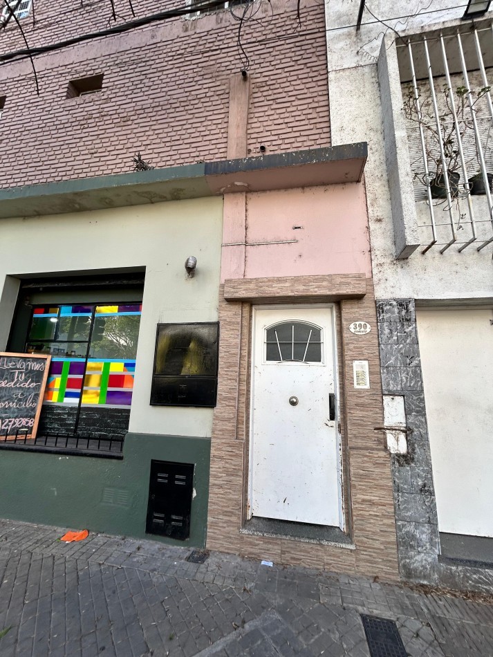 Viamonte 390, monoambiente, 2do piso de escalera, amplio, con balcon.
